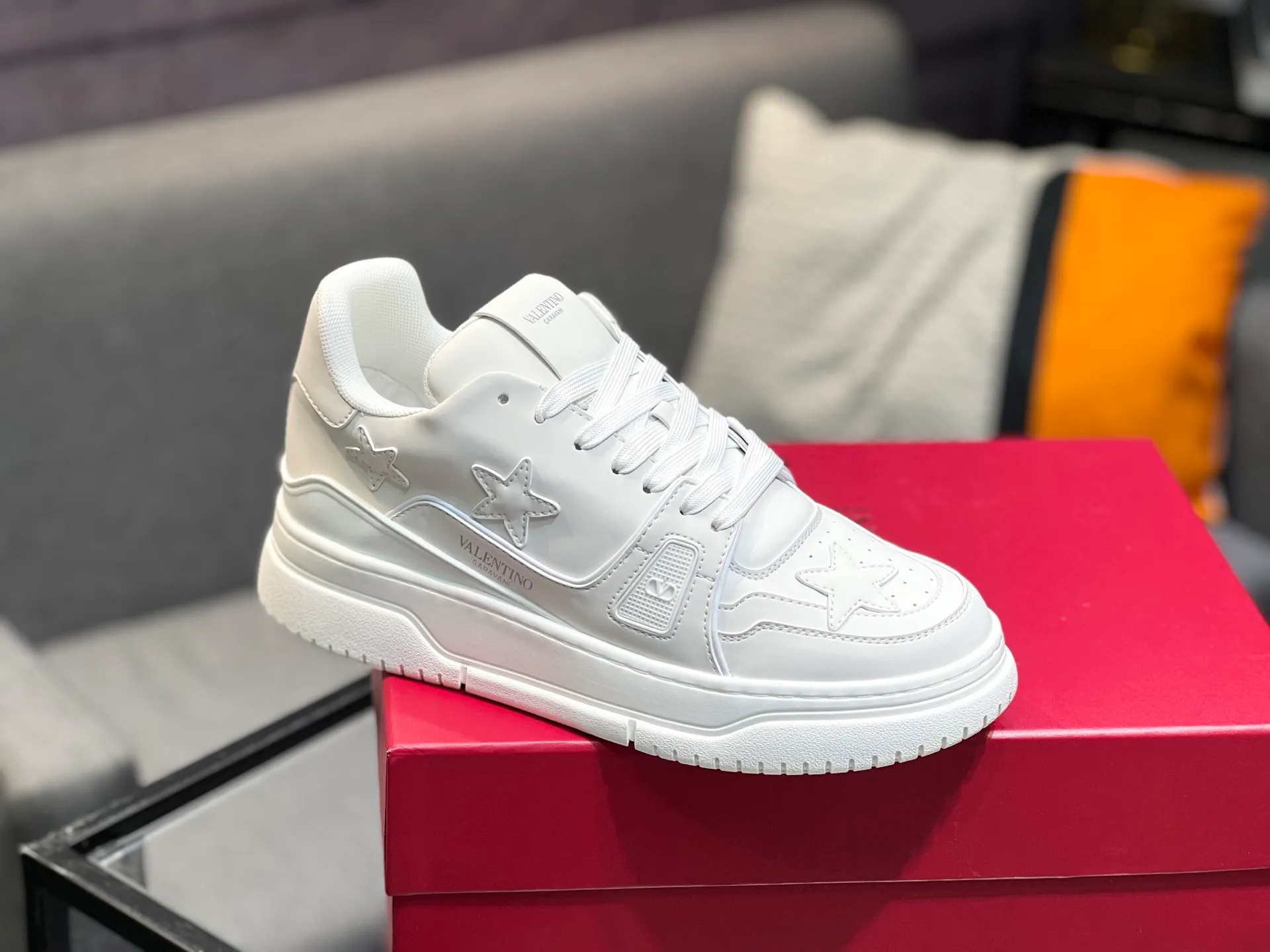 Men's Men's Shoes 💰660 Valentino 2023 early autumn new star shoes are now online! Wang Hedi and Ren Jialun have been worn by many celebrities. Who can refuse the same couple shoes as Wang Hedi! The design of Stars Stab My Heart is cool and spicy. The material of the shoes is cowhide, and every color is beautiful! Size 35-40, men’s size 39-44 (women’s 41, men’s 38, 45🉑️customized)